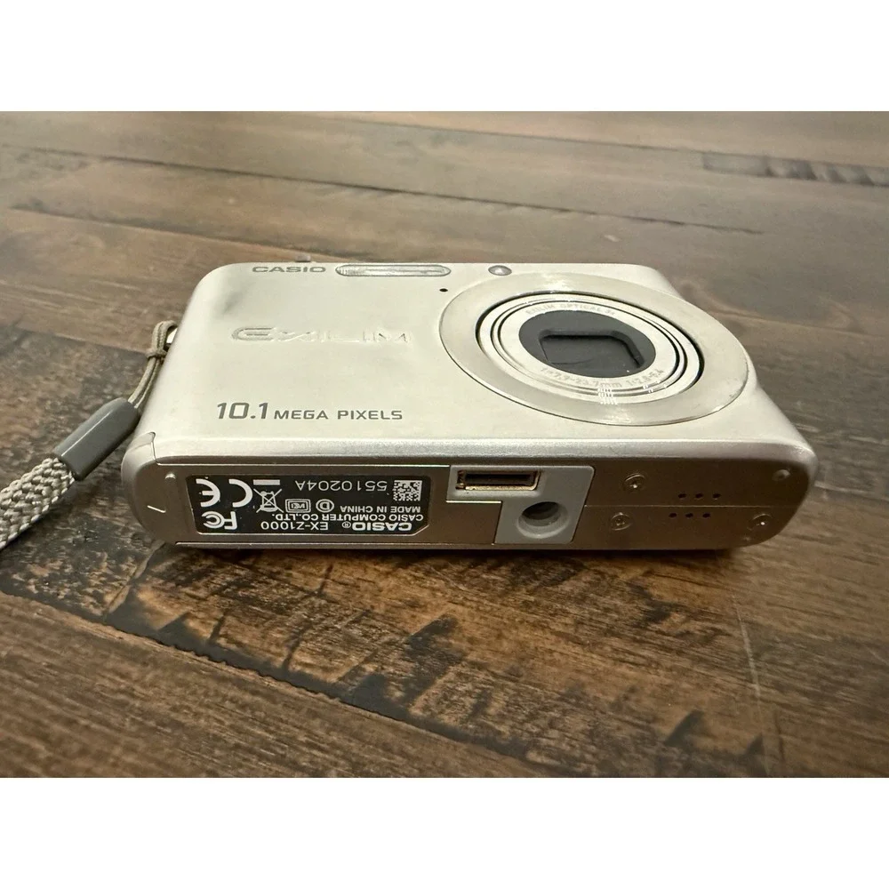 Casio EXILIM EX-Z1000 10.1 MP 3x Optical Digital Camera W/ Batt Card Chrgr READ